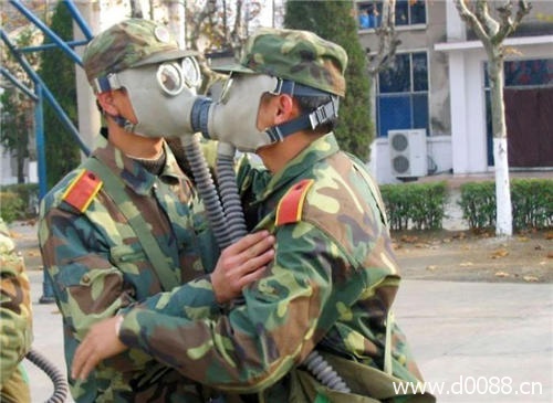 用幽默来减轻负担的士兵们
